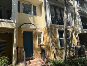 Building Photo - 3152 N Greenleaf Cir