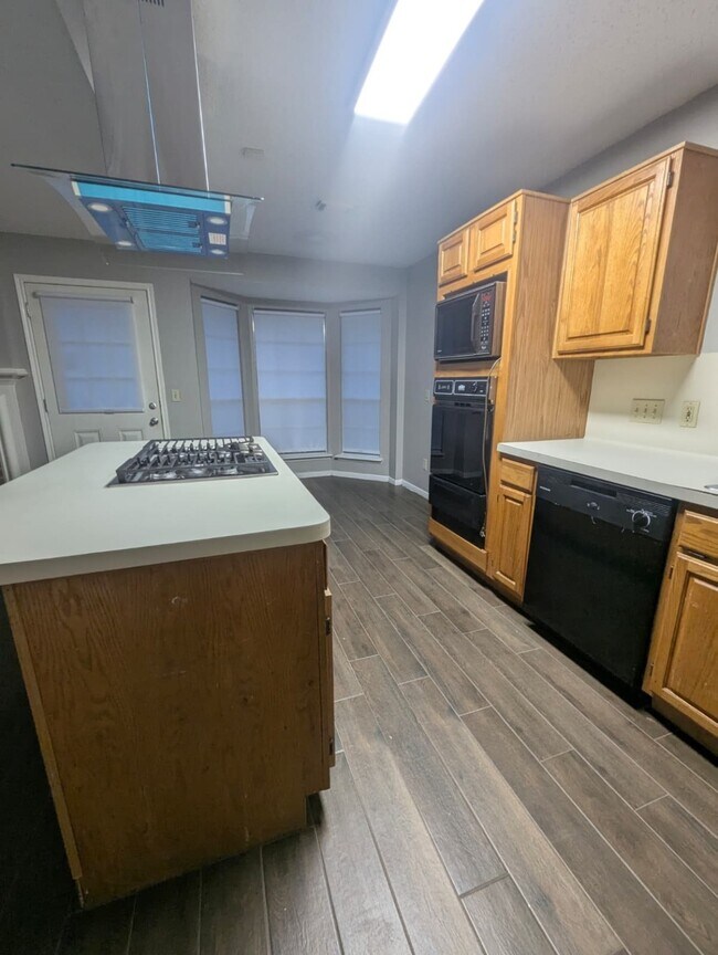 Building Photo - 827 Coral Tree Pl