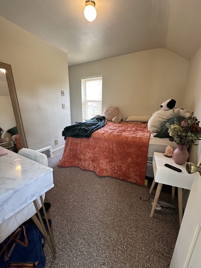 Building Photo - 3 Bed 1 Bath close to UWEC!