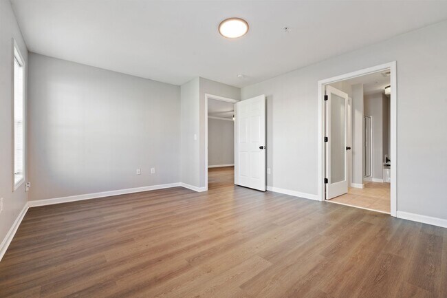 Building Photo - **Applications Pending** Ground-Level 2BR Condo with Community Pool!