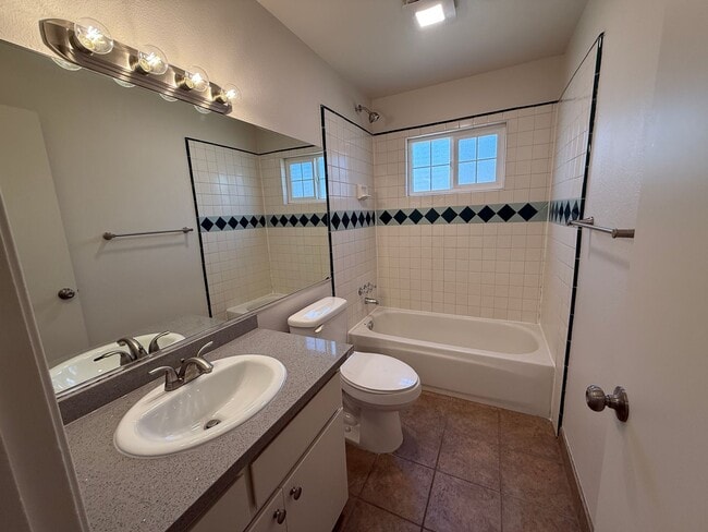 Building Photo - Updated single story near shopping and fre...