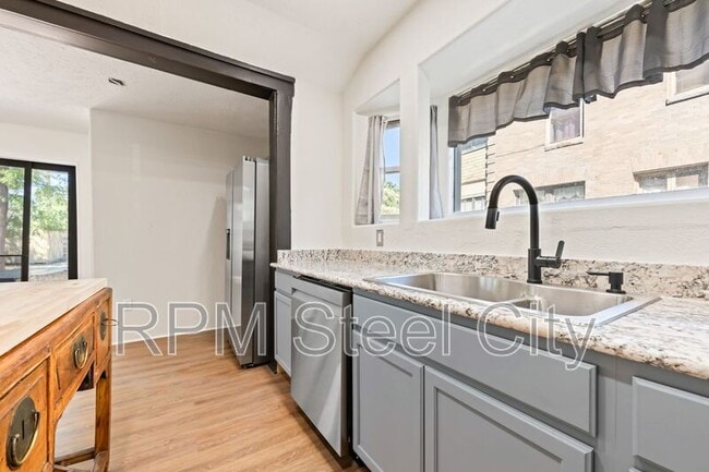 Building Photo - 2125 N Grand Ave