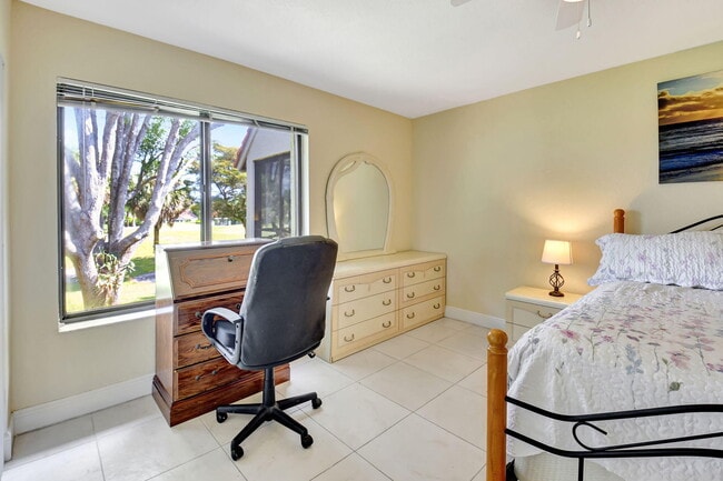 Building Photo - 5715 Fairway Park Dr