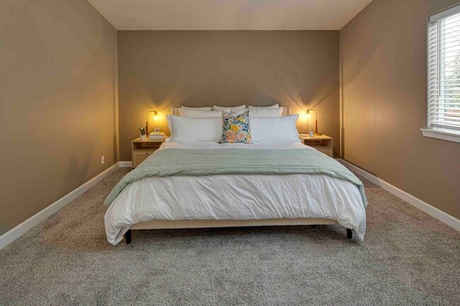 Building Photo - Single Level Duplex with Great Flow and Fi...