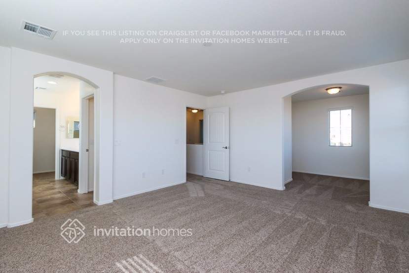 Building Photo - 1323 E Palomino Way