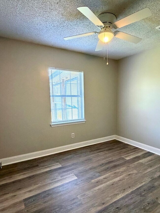 Building Photo - Updated 4BR/2BA Home in Cul-de-Sac