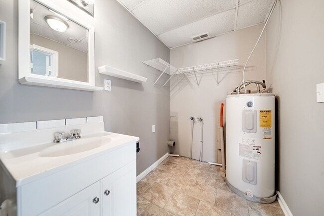 Building Photo - 312 W Schell St