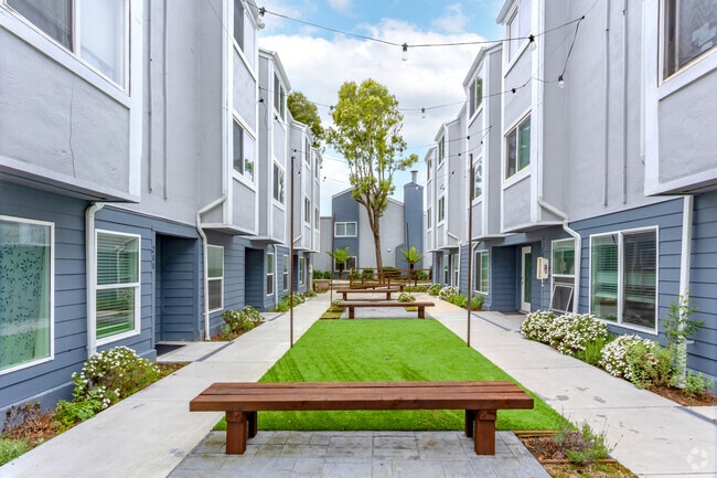 Courtyard - Villages at Pacifica