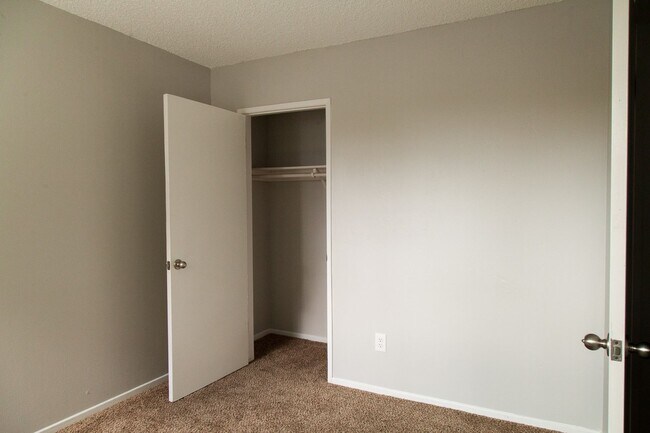 Building Photo - 1133 Laurel Ln