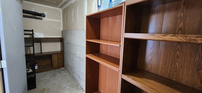 Building Photo - Spacious 2 bedroom Townhome w/ 2 car garage