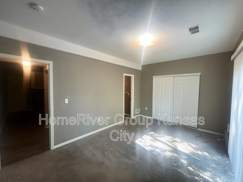 Building Photo - 5631 N Northwood Terrace