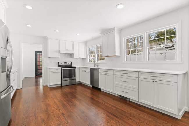 Building Photo - 11 Partrick Ln