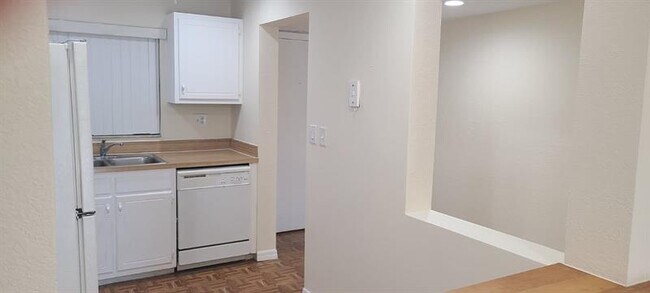 Building Photo - 2985 Riverside Dr