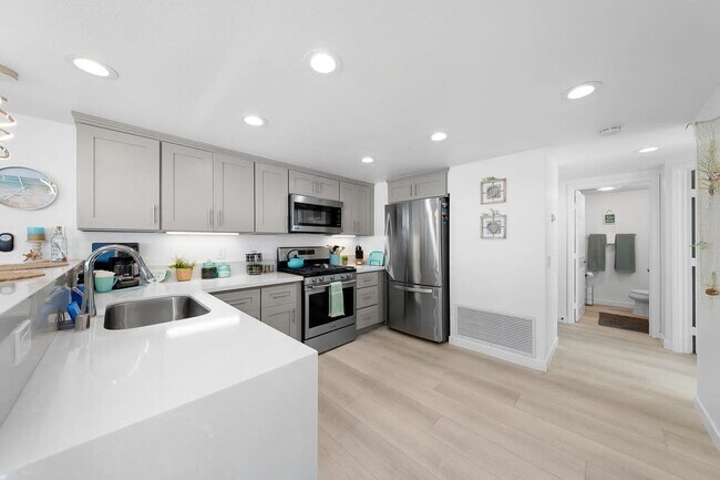 Building Photo - 3901 Ocean Front Walk