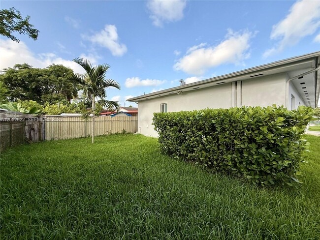 Building Photo - 3025 NW 23rd Ave