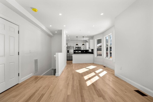 Building Photo - 53 Dustin St