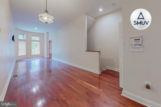 Building Photo - 2225 Brookfield Ave