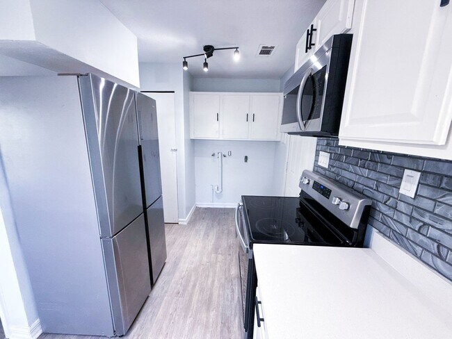 Building Photo - Stunning Full Remodel! 3BR/2BA Home with F...