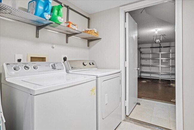 Building Photo - 5670 Coach House Cir