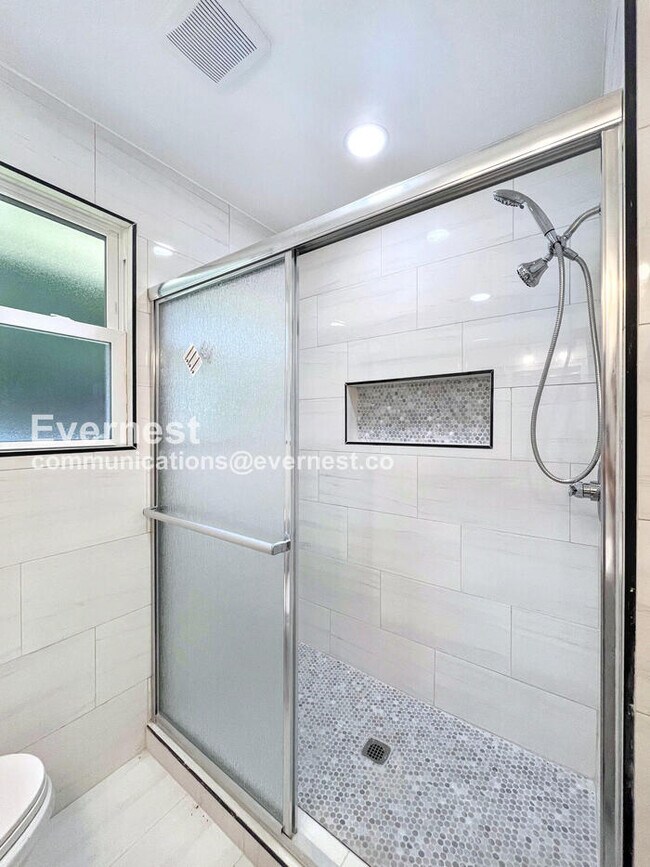 Building Photo - 3 Bed, 2 Bath with Attached Garage / Avail...