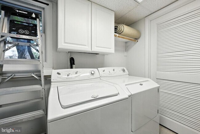 Building Photo - 703 N Naylor St