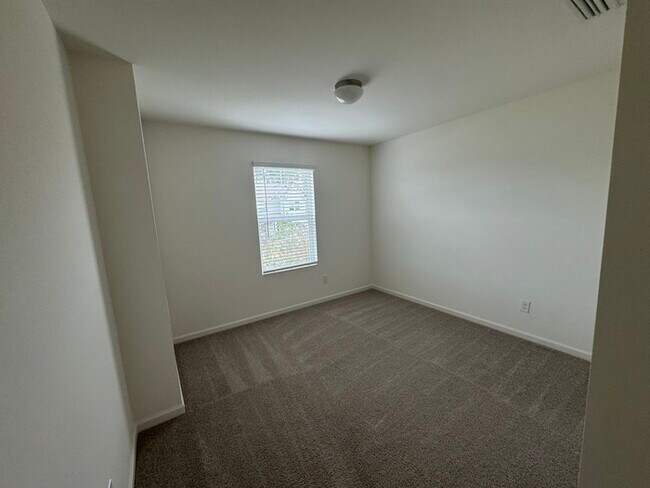 Building Photo - BEAUTIFUL 3BD/2.5BTH Townhome - Belmont - Ready Feb 6th