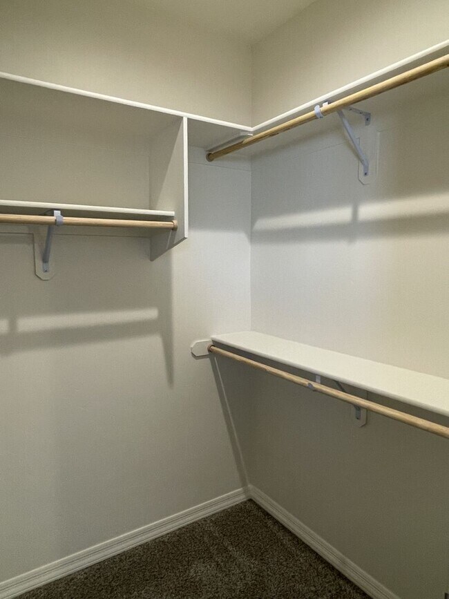 Building Photo - Sparkling clean and move in ready. Call for a showing! (928) 453-2606