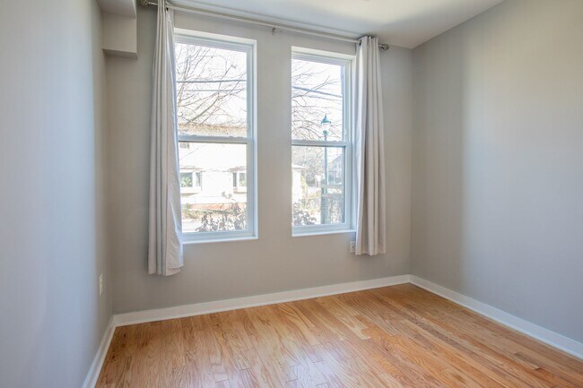 Building Photo - Gorgeous 4 BR/3.5 BA EOG Townhome in Silve...