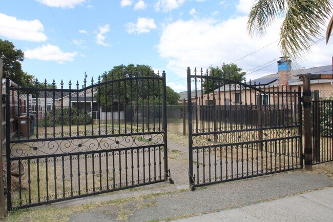 Building Photo - 135 Poinsettia Ave