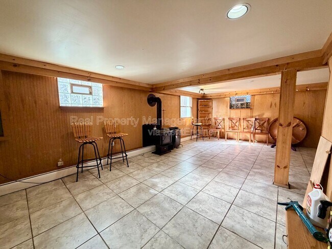 Building Photo - 521 Farnsworth St