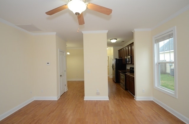 Building Photo - Beautiful 2-story home
