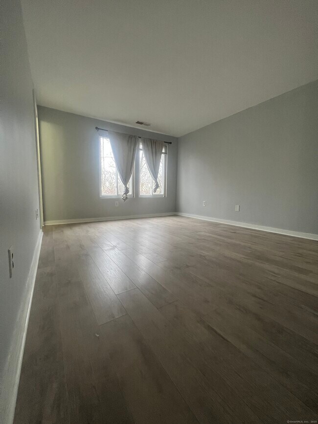 Building Photo - 140 Shepard Ave