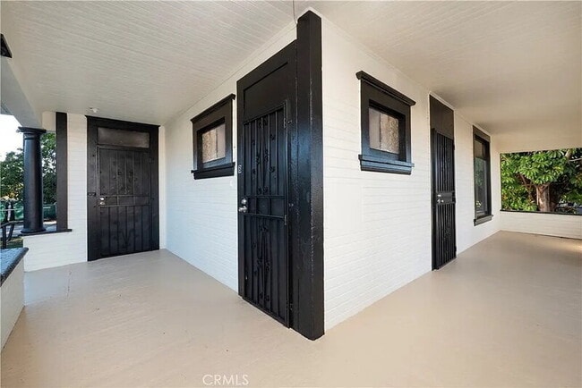 Building Photo - 724 W 2nd St