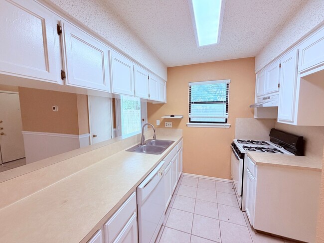 Building Photo - 6503 Columbia Oaks Ct