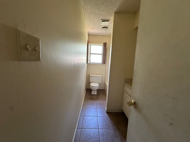 Building Photo - Introducing a charming 3-bedroom, 1.5 bath...