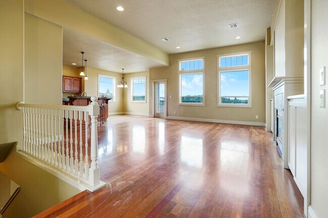 Building Photo - Spacious 4 bed, 3 bath home with sprawling...