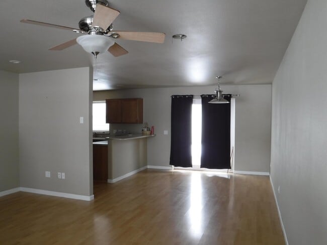 Building Photo - 441 Country Club Ln