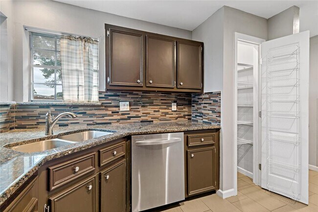 Building Photo - 542 Birdsong Dr