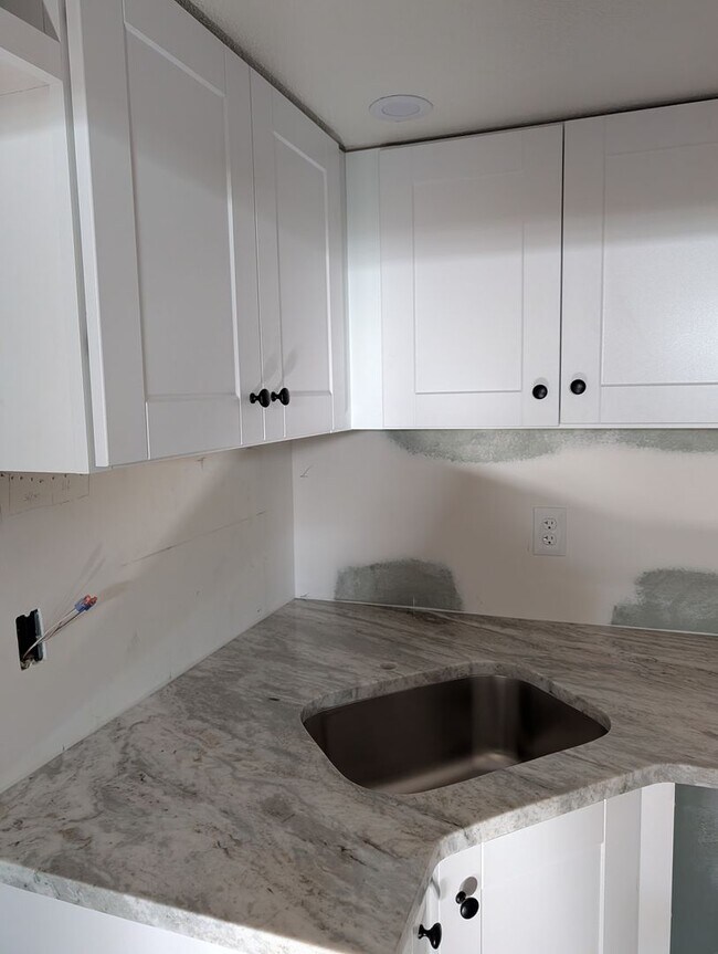 Building Photo - 619 W Kings Hwy