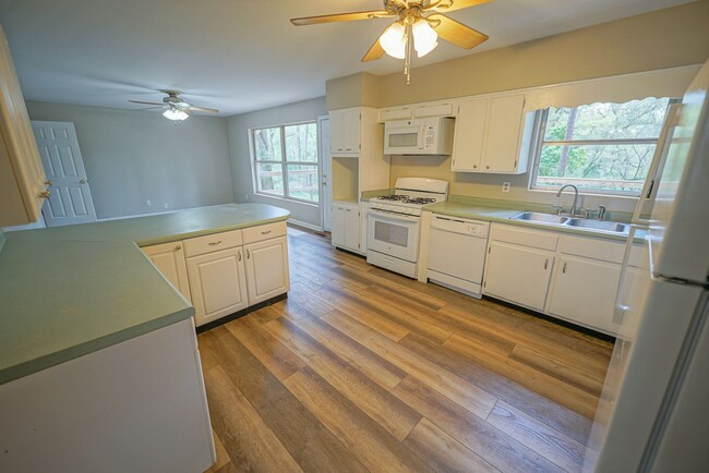Building Photo - Sublease: Available 7/22/25 Beautiful 4/2 ...