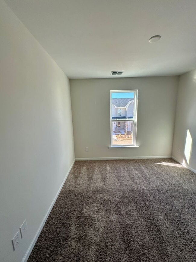 Building Photo - Beautiful 3BR/2.5BA Townhouse in Odell Corners