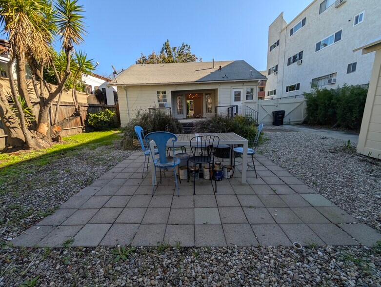 Building Photo - 849 N West Knoll Dr