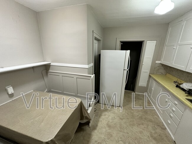 Building Photo - 224 7th Ave