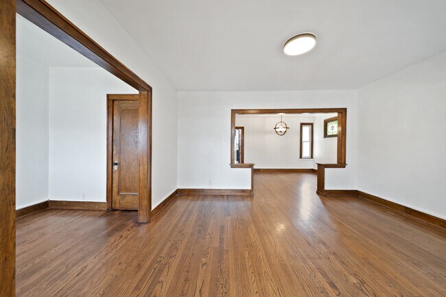 Building Photo - 616 Circle Ave