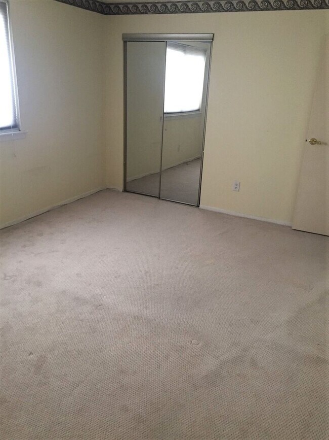 Building Photo - Amazing 1-Bedroom Condo at Bentley Square ...