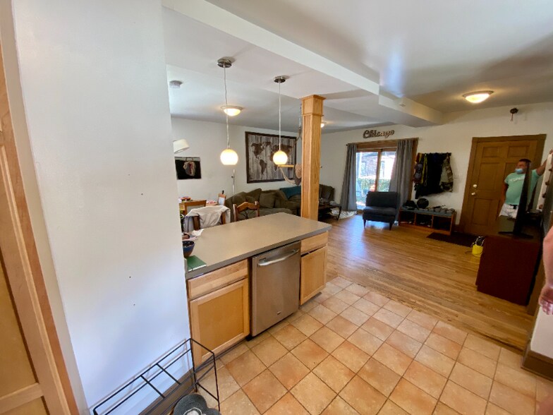 Building Photo - 1214 W Nelson St