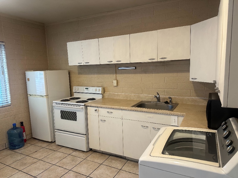 Building Photo - 665 S Lk St