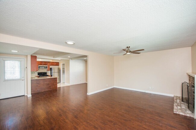 Building Photo - Single Family Stunner!