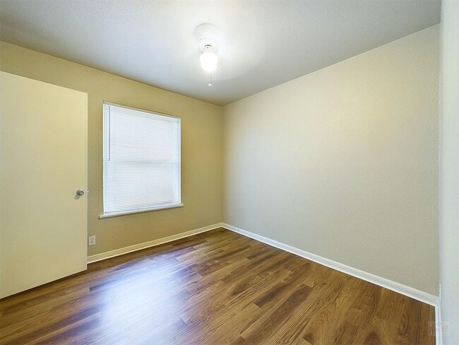 Building Photo - 1411 Kamar Dr