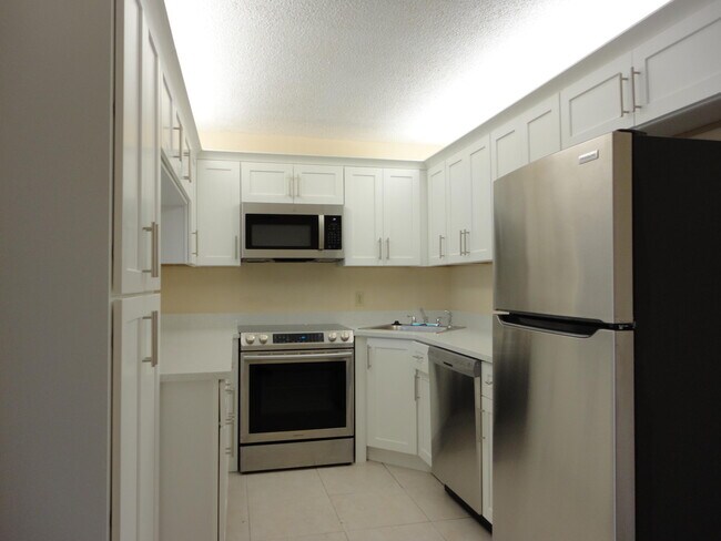 Building Photo - 714 Sunny Pine Way